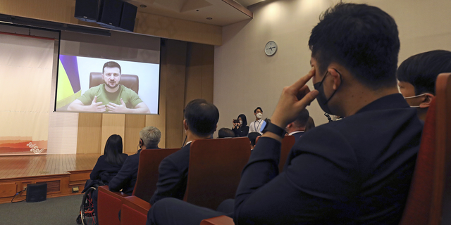 De Oekraïense president Volodymyr Zelensky spreekt de leden van het Zuid-Koreaanse parlement maandag toe via een videoverbinding in de Nationale Assemblee.