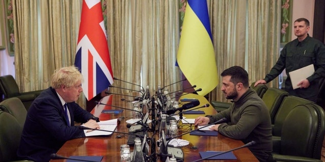 El primer ministro británico, Boris Johnson, se reúne con el presidente ucraniano Volodymyr Zelenskyy en Kiev el sábado 9 de marzo de 2022.