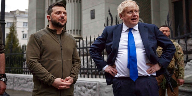 Sur cette image fournie par le Bureau de presse présidentiel ukrainien, le président ukrainien Volodymyr Zelenskyy, à gauche, et le Premier ministre britannique Boris Johnson parlent lors de leur promenade dans le centre-ville de Kiev, Ukraine, le 9 avril 2022.