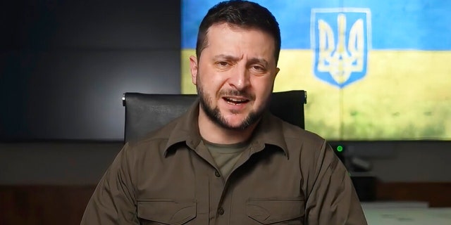 En esta imagen de un video proporcionado por la Oficina de Prensa Presidencial de Ucrania, el presidente ucraniano Volodymyr Zelensky habla desde Kiev, Ucrania, el viernes 8 de abril de 2022.