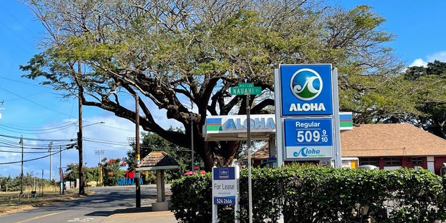 Un panneau affiche le prix actuel du gaz à une station-service Aloha à Waialua, Oahu, HI.  28 mars 2022. (Fox News)