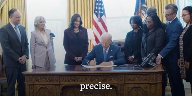 Psaki Caught in Yet Another Lie 1 President Biden, along with others, including Vice President Kamala Harris and Judge Ketanji Brown Jackson, are seen maskless in the Oval Office.