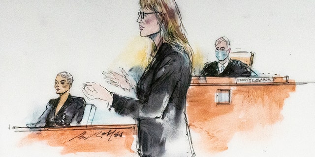 Bu mahkeme salonu sanatçısı taslağında, Los Angeles Yüksek Mahkemesi Yargıcı Gregory W. Alarcon, Blac Chyna'nın avukatı Lynne Ciani mahkemeye hitap ederken kürsüsünde oturuyor. 