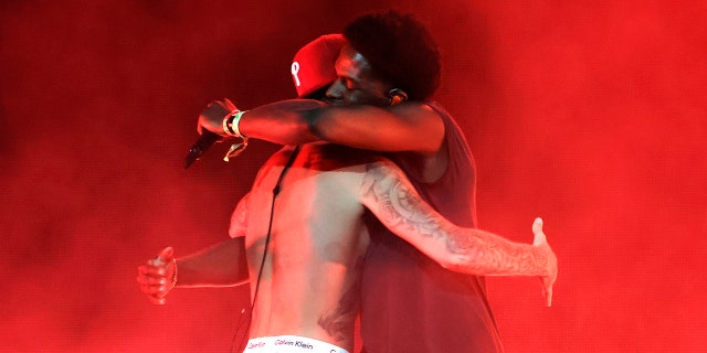 L-R) Justin Bieber and Daniel Caesar hug onstage at the Coachella Stage during the 2022 Coachella Valley Music And Arts Festival on April 15, 2022 in Indio, 캘리포니아.