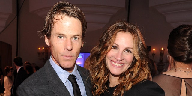 Danny Moder and Julia Roberts have three children.