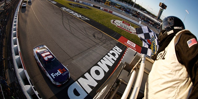 Denny Hamlin tomó la bandera a cuadros y ganó la Toyota Owners 400 de la NASCAR Cup Series en Richmond Raceway.