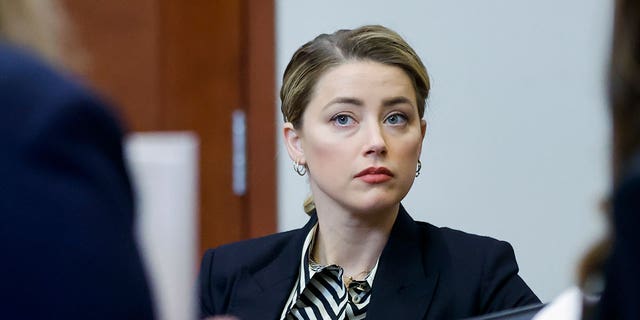 Amber Heard apparaît dans la salle d'audience du tribunal de circuit du comté de Fairfax à Fairfax, en Virginie, le mercredi 27 avril 2022.