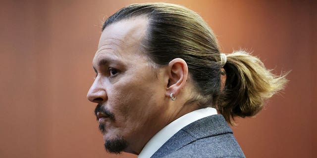 Actor Johnny Depp appears in the courtroom at the Fairfax County Circuit Court in Fairfax, Va., Donderdag, April 28, 2022.