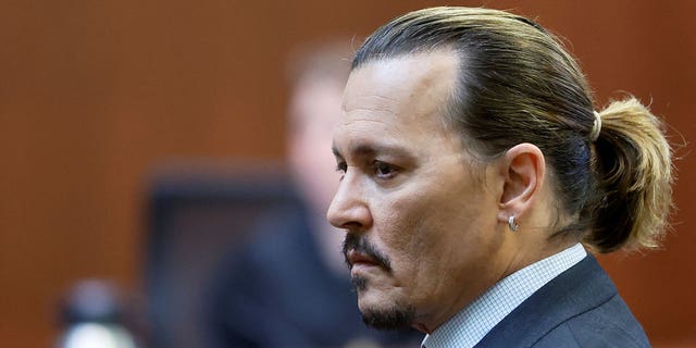 Johnny Depp attends his defamation trial against ex-wife Amber Heard at the Fairfax County Circuit Courthouse in Virginia, 四月 27, 2022.