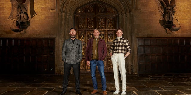 Jude Law, Mads Mikkelsen et Eddie Redmayne assistent à un photocall pour "Les Animaux Fantastiques : Les Secrets de Dumbledore" dans le Grand Hall du Warner Bros. Studio Tour London le 29 mars 2022 à Londres, en Angleterre. 