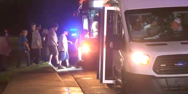Ludzie wsiadający do autobusu podczas strzelaniny w lokalnym zakładzie FRĘNKISCHE we wtorek wieczorem w Anderson w Południowej Karolinie.  (WHNS)