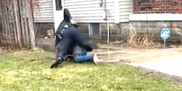 Après s'être disputé un taser, l'officier a sorti son pistolet et a tiré une fois sur la tête de Patrick Leoya.  (Département de police de Grand Rapids)