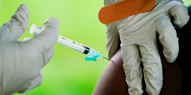 أخصائي رعاية صحية يدير جرعة من لقاح COVID-19 في عيادة التطعيم في ريدينغ ، بنسلفانيا. 