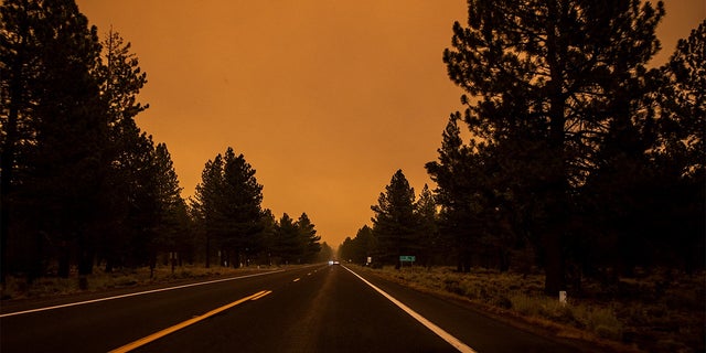  The sky is seen with an orange hue along Interstate 44 during the Dixie Fire in Lassen County, California Wednesday, Ago. 4, 2021. A woman who became stranded near the roadway survived for six days in the woods on yogurt and snow, hanno detto i funzionari. 