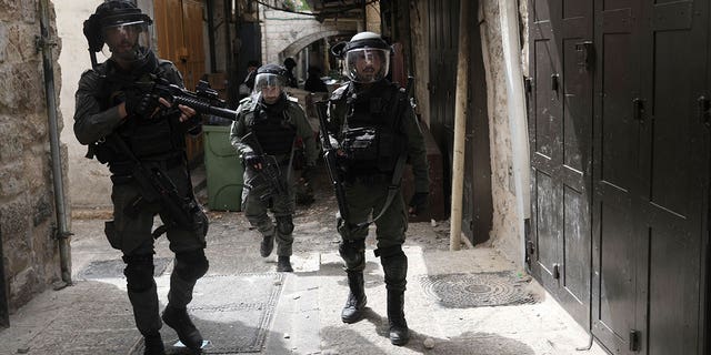 انتشرت الشرطة الإسرائيلية في البلدة القديمة بالقدس يوم الأحد ، 17 أبريل 2022. اشتبكت الشرطة الإسرائيلية مع فلسطينيين خارج المسجد الأقصى بعد أن قامت الشرطة بتطهير الفلسطينيين من المنطقة الواسعة لتسهيل الزيارة الروتينية لليهود إلى الحرم المقدس واتهمت الفلسطينيين لتخزين الحجارة تحسبا لأعمال العنف. 
