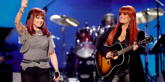 Naomi Judd, venstre, og Wynonna Judd, fra The Judds, opptrer på Girls' Night Out: Superstar Women of Country i Las Vegas 4. april 2011.