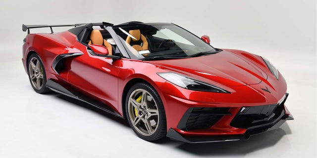 di Paul Stanley 2022 Corvette convertible is painted Red Mist Metallic Tint.