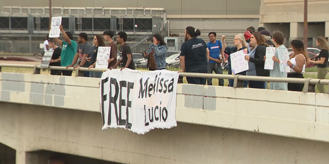 Supporters of Melissa Lucio rallying against her planned execution (Fox 4)