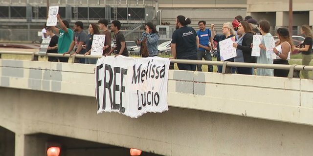 Supporters of Melissa Lucio rallying against her planned execution (Fox 4)