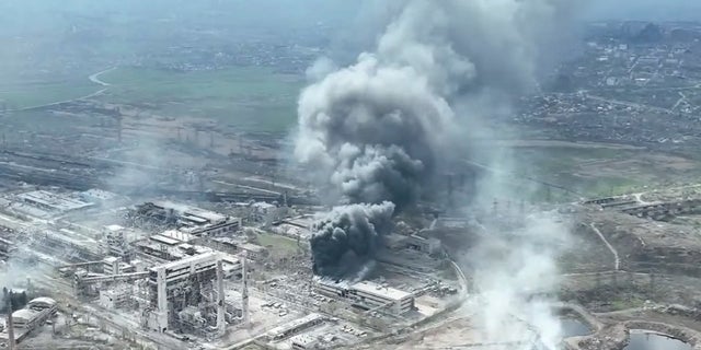乌克兰马里乌波尔的 Azovstal 钢铁厂上方冒出浓烟，这张静止图像来自最近发布在社交媒体上的无人机视频。 