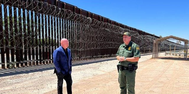 Sen. Mark Kelly hoort van een CBP-officier in Douglas, Arizona. 