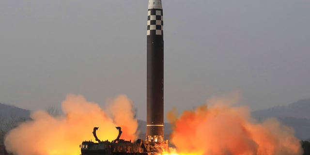 북한 정부가 배포한 이 사진은 2022년 3월 24일 북한의 비공개 장소에서 화성-17형 대륙간탄도미사일(ICBM) 시험발사 모습을 담고 있다. 