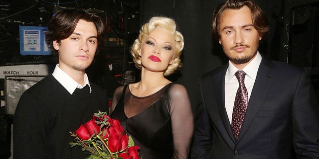 Pamela Anderson received support from her two songs during her Broadway debut in 