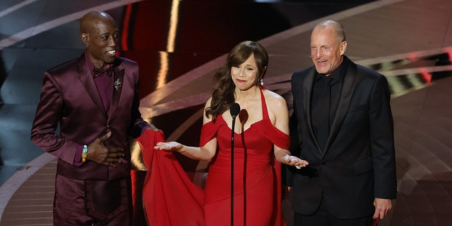 Wesley Snipes, Rosie Perez and Woody Harrelson reunited to present the best cinematography award at the 94th Academy Awards.