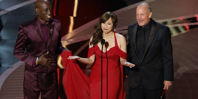 Wesley Snipes, Rosie Perez and Woody Harrelson reunited to present the best cinematography award at the 94th Academy Awards.