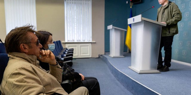 Acteur en regisseur Sean Penn woont een persconferentie bij op het presidentiële kantoor in Kiev, Oekraïne, 24 februari 2022.