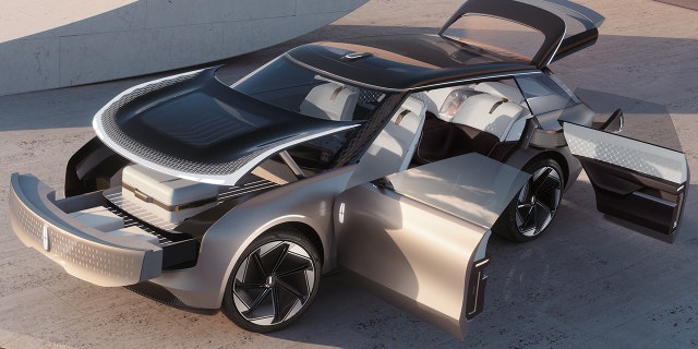 The Star is equipped with a transparent funk and coach-style doors.
