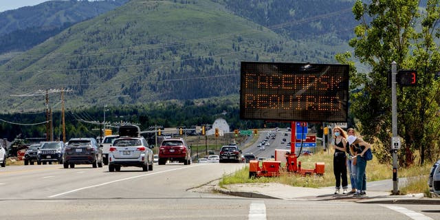 Los peatones pasan frente a un cartel que indica "Se requiere mascarilla" en el condado de Summit cerca de Park City, Utah, EE. UU., el sábado 1 de agosto de 2020. Fotógrafo: Kim Raff/Bloomberg a través de Getty Images
