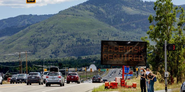 Los peatones pasan frente a un cartel que indica "Se requiere mascarilla" en el condado de Summit cerca de Park City, Utah, EE. UU., el sábado 1 de agosto de 2020. Fotógrafo: Kim Raff/Bloomberg a través de Getty Images