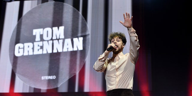 om Grennan actúa durante el HITS Live 2021 de HITS Radio en el Resorts World Arena el 20 de noviembre de 2021 en Birmingham, Inglaterra. 