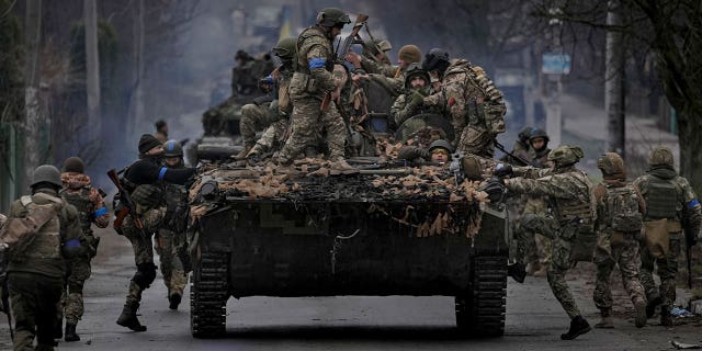 On Saturday, April 2, 2022, Ukrainian soldiers board a fighting vehicle on the outskirts of Kieu, Ukraine.As Russian troops withdraw from the Ukrainian metropolitan area, retreating troops "disasterous" Leaving mines around the house, abandoning equipment, "Even the corpses of those killed" President Volodymyr Zelensky warned on Saturday.