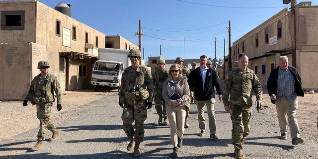 Bergantín.  El General Curt Taylor y la Secretaria del Ejército, Christine Wormuth, observan ejercicios en el Centro Nacional de Capacitación en Fort Irwin, California, el 12 de abril de 2022.