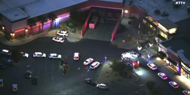 Los servicios de emergencia respondieron a un tiroteo en un centro comercial en Victorville, donde una persona recibió un disparo el martes 12 de abril de 2022 (KTTV)