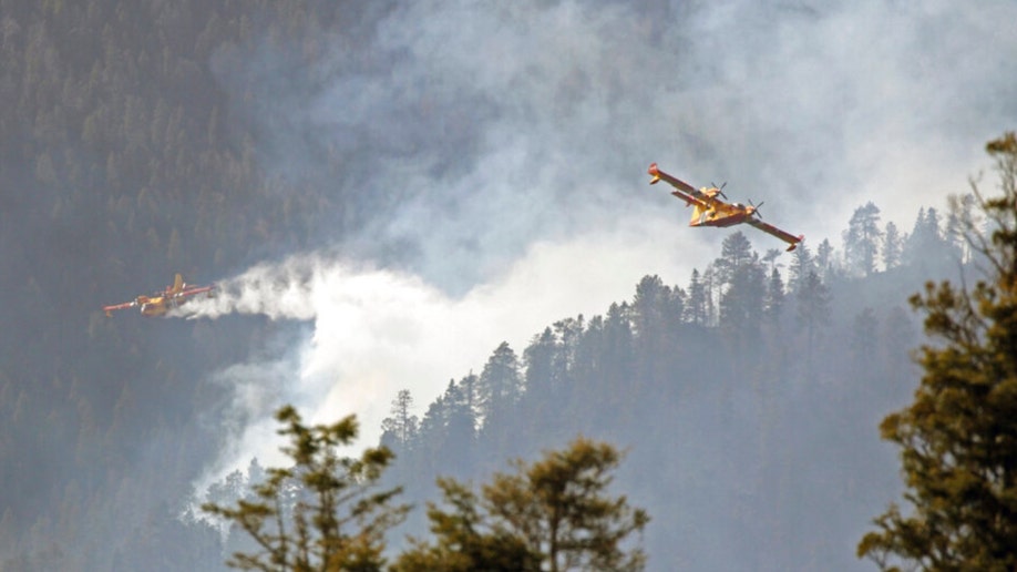 The"super scooper" aircraft battles the Hermits Peak and Calf Canyon Fires