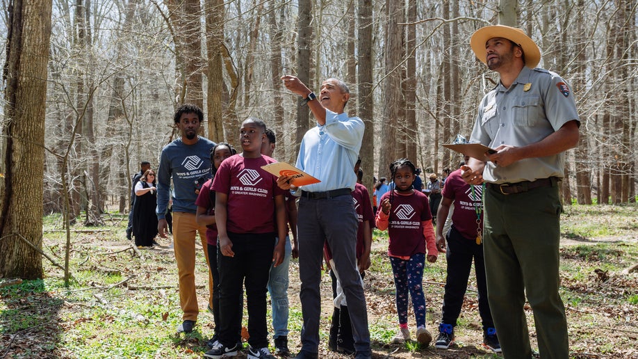 President Barack Obama with children from Girls and Boys clubs of greater Washington