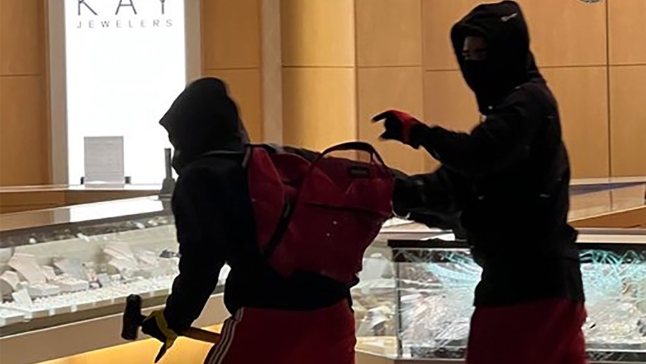 California police searching for smash-and-grab robbers who broke display cases with hammers at Kay Jewelers