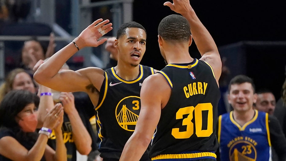 Jordan Poole shines in playoff debut, Steph Curry back as Warriors win
