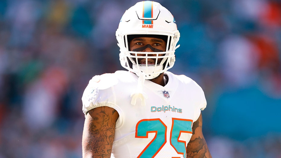 Dolphins make Xavien Howard highest-paid cornerback after adding highest-paid receiver
