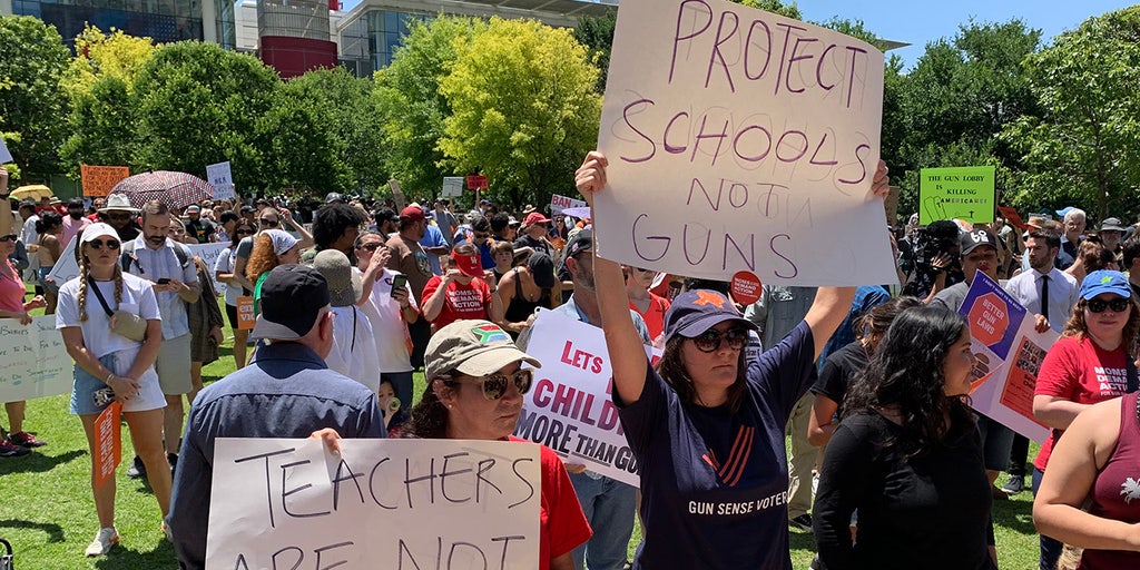 Beto O'Rourke, gun-control advocates protest outside of NRA convention: 'Shame on you' - Vimarsana News
