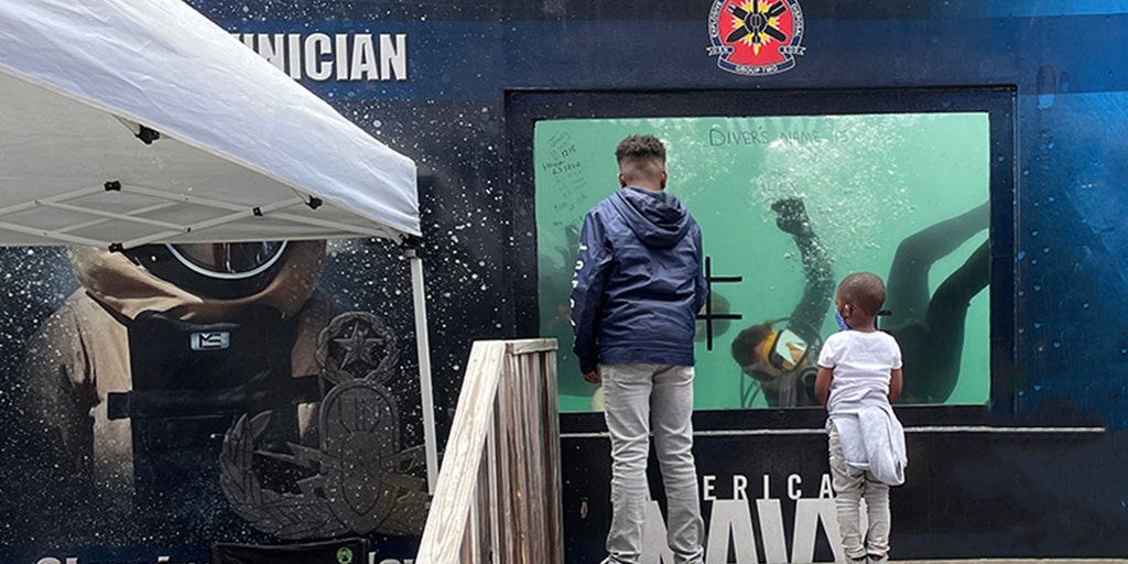 US Navy displays Times Square dive tank during Fleet Week - Vimarsana News