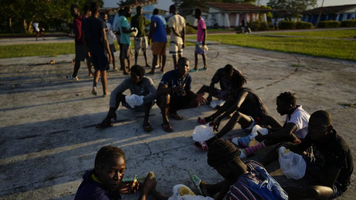 Haitian migrants eating