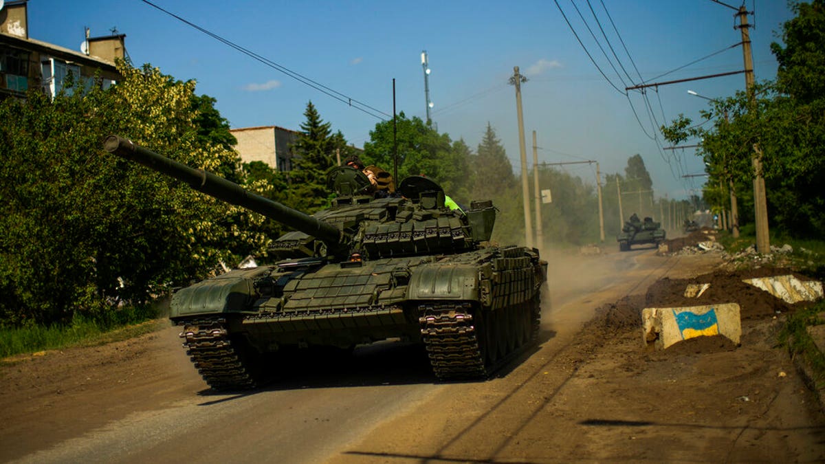 Ukrainian Tanks move into Donetsk
