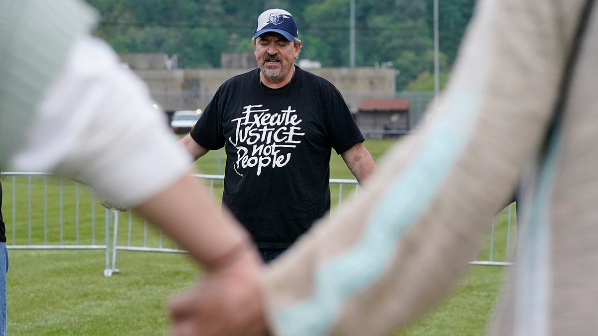 Dr. Kevin Riggs of Franklin Community Church prays with a group of capital punishment protesters on the grounds of Riverbend Maximum Security Institution before the scheduled execution of inmate Oscar Smith Thursday, April 21, 2022, in Nashville, Tenn. (AP Photo/Mark Humphrey)