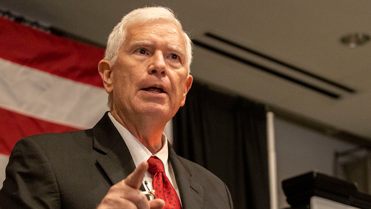 Rep. Mo Brooks speaks to supporters