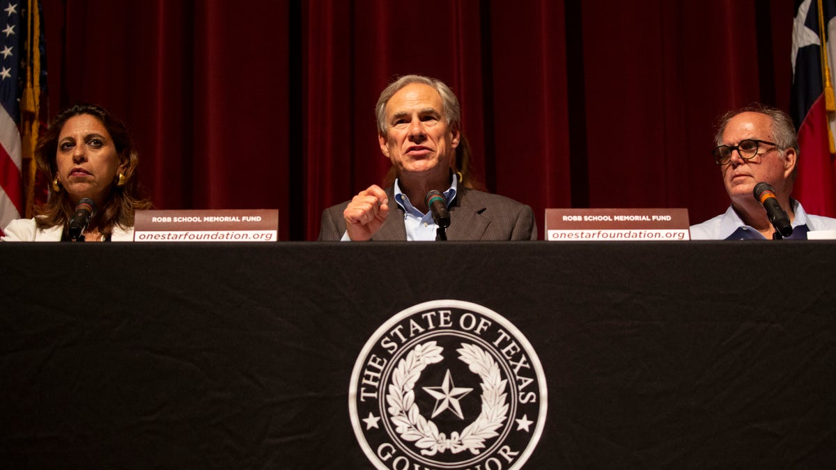 Greg Abbott alongside Uvalde Mayor Don McLaughlin