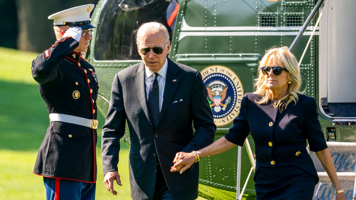 Bidens exit presidential helicopter